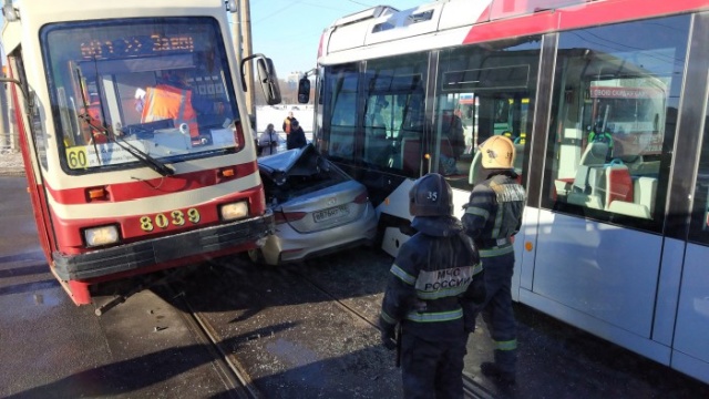 Авария в Санкт-Петербурге, вызывающая много вопросов (4 фото)