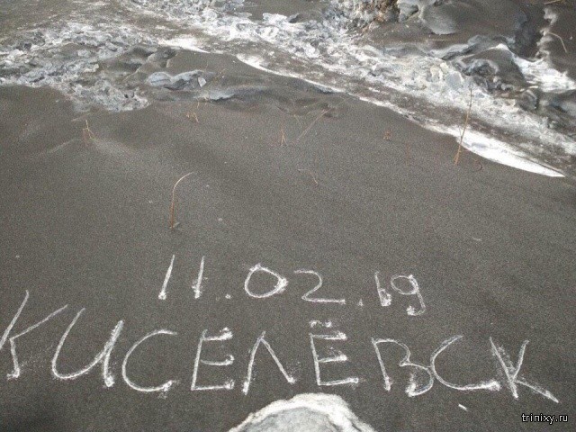 В Кемеровской области выпал черный снег (7 фото)
