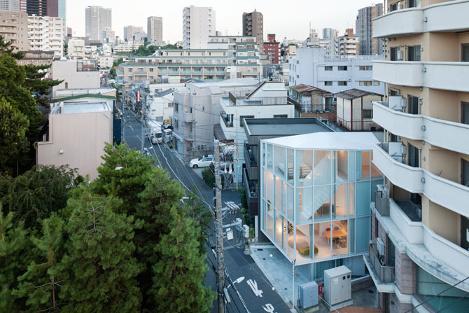 Стеклянный дом в центре Токио (8 фото)
