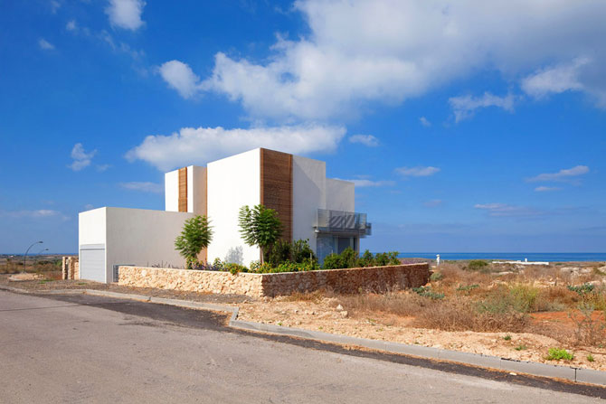 Частный дом на берегу Средиземного моря (18 фото)