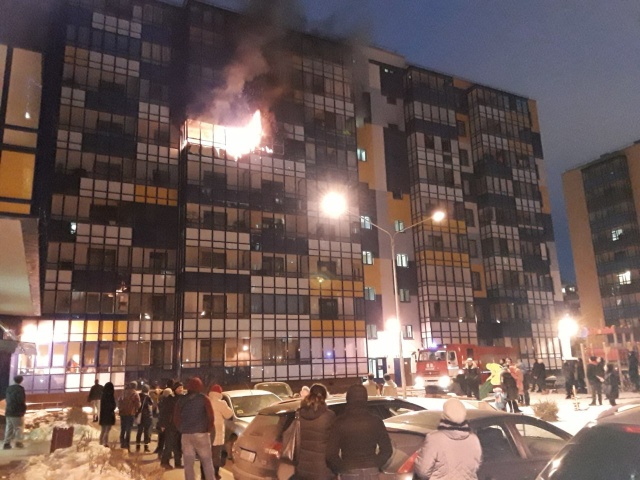 Местные жители в Кудрово растащили припаркованные машины (2 фото)