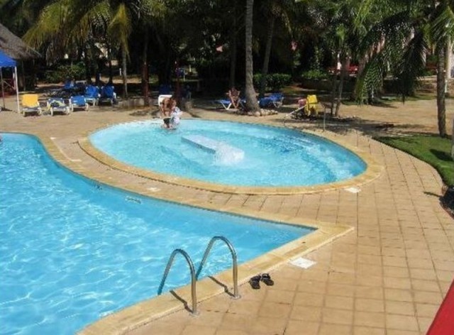 Ржавая сантехника, мутный бассейн,отравление-юбилей на Кубе (11 фото)