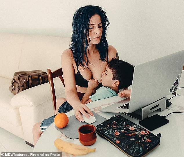 Женщина кормит 4-летнего сына грудью, а сеть негодует (11 фото)