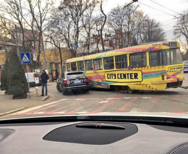 Жена одесского чиновника на Bentley врезалась в трамвай (6 фото)