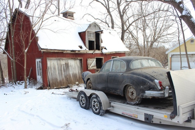 Раритетный Jaguar Mk II в старом заброшенном доме (14 фото)