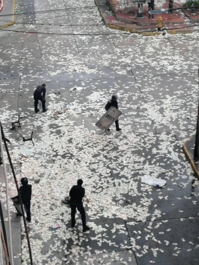 Жители Венесуэлы выбрасывают на улицу обесцененную валюту (4 фото)