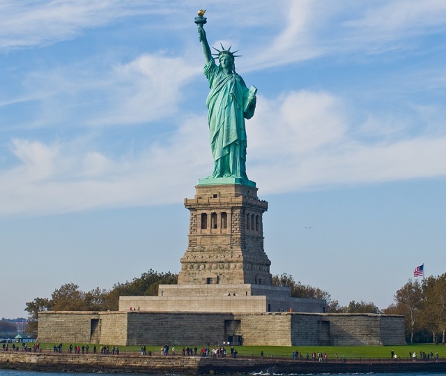 Что можно увидеть, приподняв подол Статуи Свободы? (3 фото)