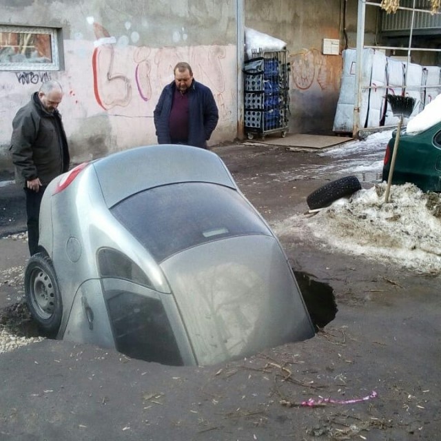 В Самаре автомобиль с пассажирами провалился под асфальт (4 фото)