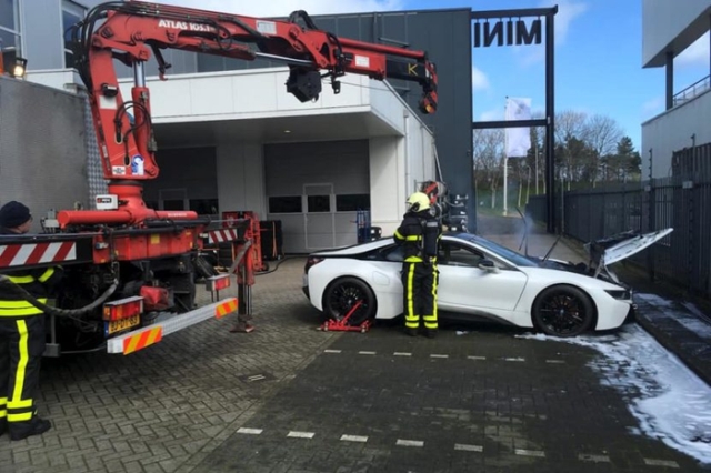 Как в Нидерландах тушат воспламенившиеся электромобили (4 фото)