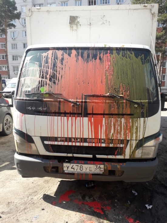 "Зорро" из Воронежа изуродовал припаркованный грузовик (3 фото)