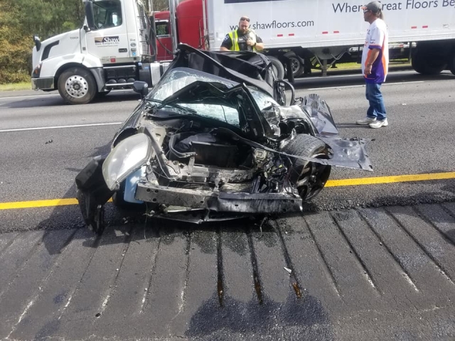 Водитель кабриолета выжил и не пострадал после аварии (9 фото)