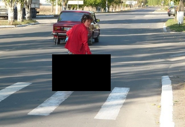 Женщина переходит дорогу (4 фото)