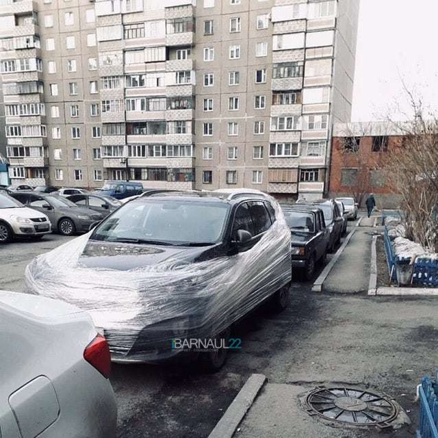 "Супергерой" из Барнаула борется с нарушителями парковки (2 фото)