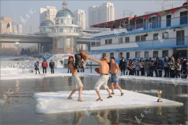 Зимнее развлечение - бокс на льду (4 фото) 