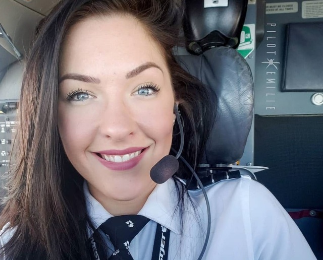 Девушка, которая работает пилотом (8 фото)