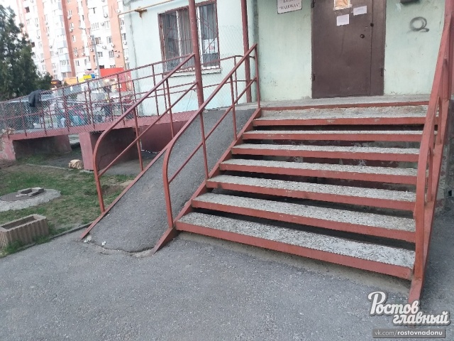 В Ростове-на-Дону пандус для инвалидов зашили сеткой (4 фото)