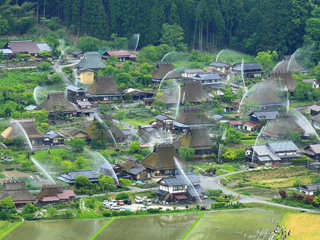 Необычная японская деревня (2 фото)