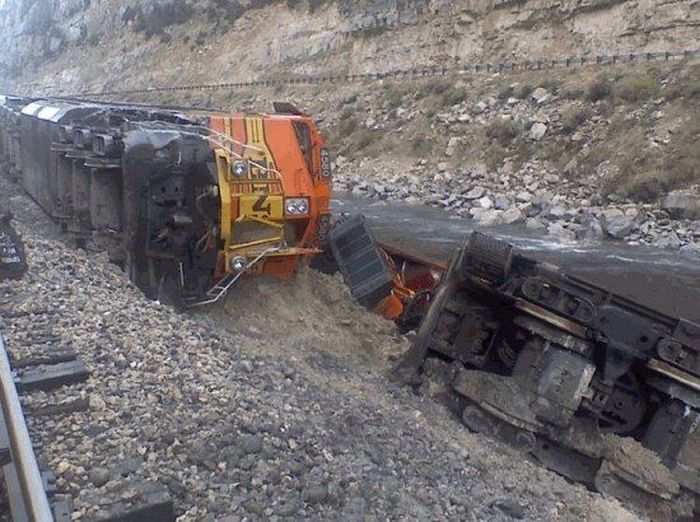 Грузовой поезд упал в каньон (9 фото)