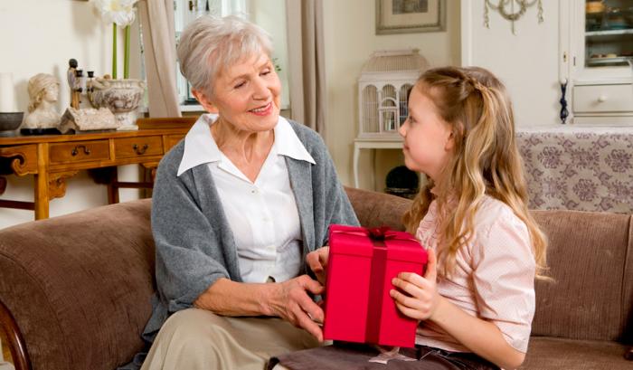 Что подарить бабушке на день рождения: подборка милых и полезных презентов