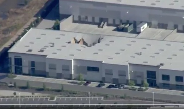 Боевой истребитель F-16 врезался в крышу склада в Калифорнии (4 фото)