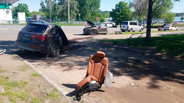 В Москве внедорожник Audi разорвало на две части,водитель жив (5 фото)