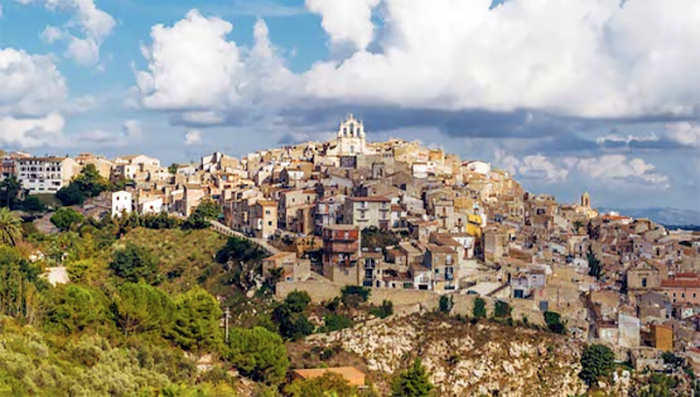 На Сицилии можно купить дом всего за 1 евро (6 фото)