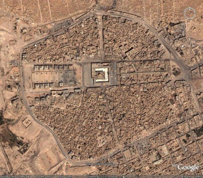 Невероятные размеры кладбища в Ираке (12 фото)