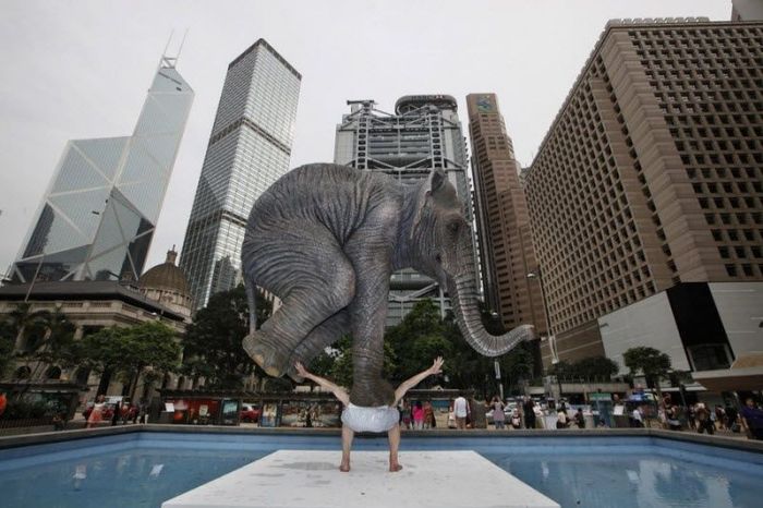 Гигантская скульптура в Гонконге (6 фото)