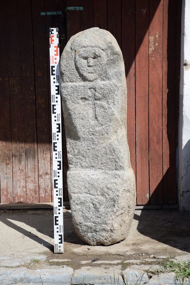 В Хабаровском районе нашли 300-килограммового каменного идола (3 фото)