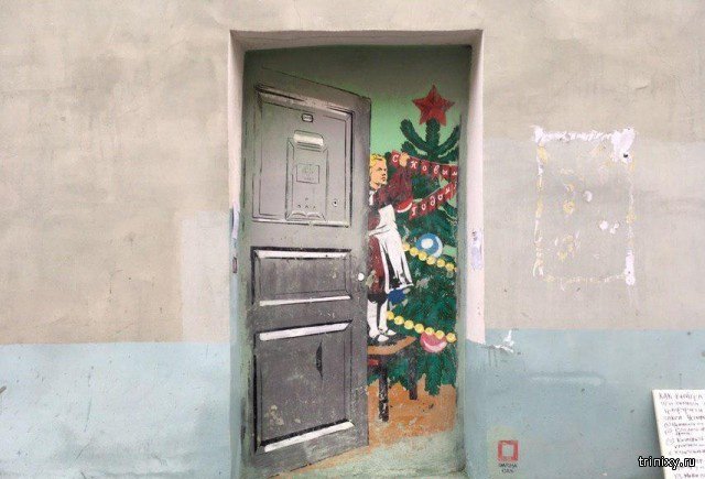 Тяжелая судьба граффити "дверь в Советский новый год" (2 фото)