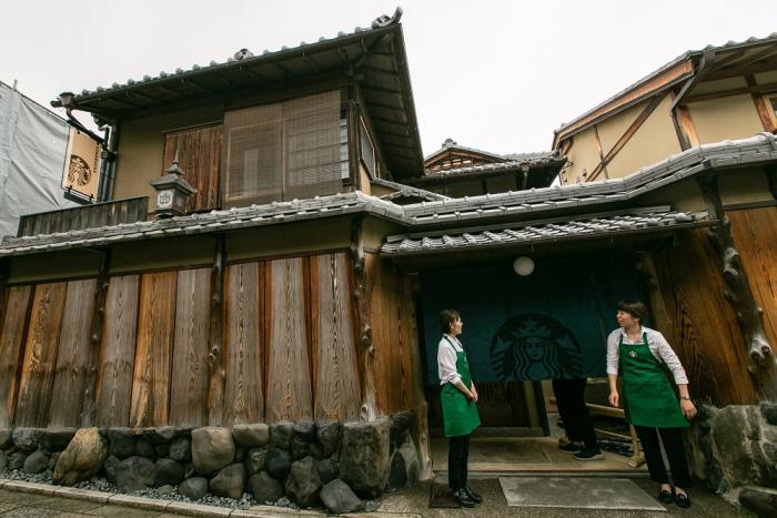В Японии открыли кофейню внутри трехсотлетнего здания (8 фото)