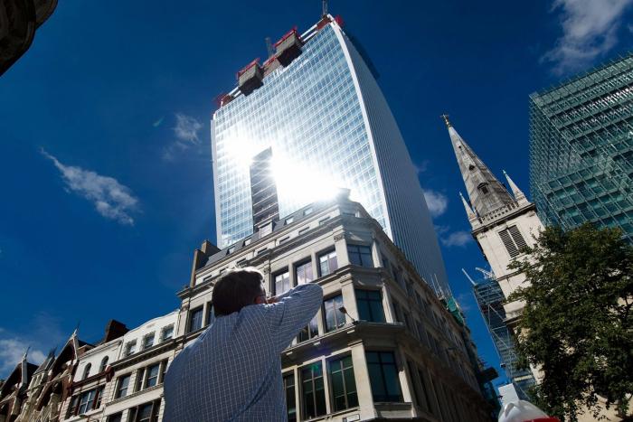 Лондонский небоскрёб, способный расплавить машину (6 фото)