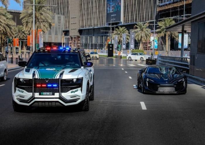 «Зверь» и «Гиперспорт»: W Motors на страже закона в ОАЭ (19 фото)