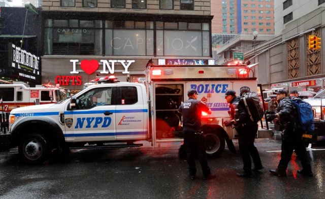В Нью-Йорке вертолет совершил аварийную посадку на крышу (4 фото)