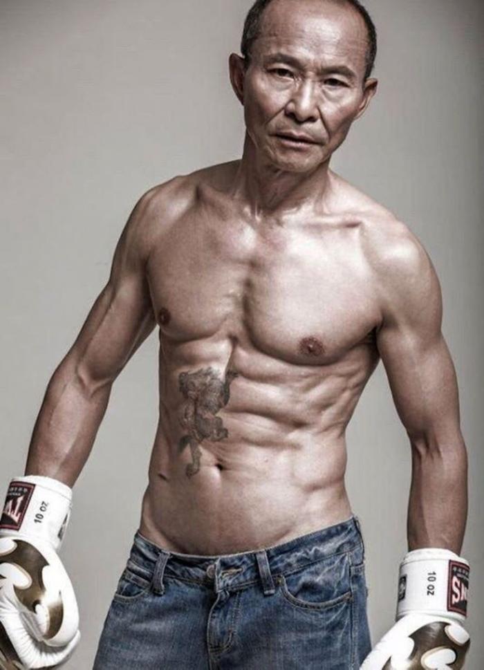 Возраст не оправдание: как мужчина изменил свое тело в 61 год (9 фото)