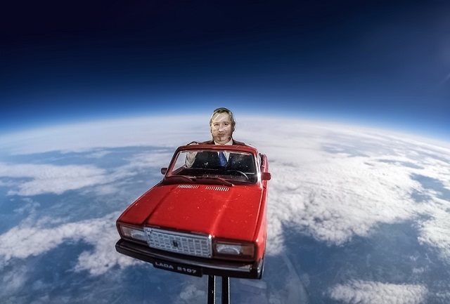 Берегись, Илон Маск! За тобой в космос выехал Дмитрий Рогозин (2 фото)