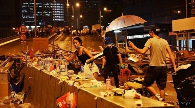 Участники протеста в Гонконге вновь вышли на улицы за мусором (9 фото)