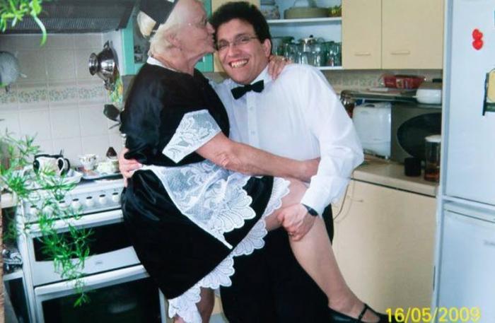 44-летний мужик наслаждается 83-летней женой (6 фото)