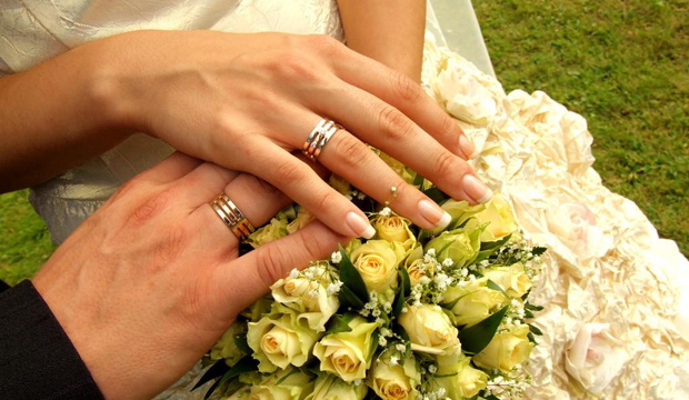 Почему обручальное кольцо носят именно на безымянном пальце (2 фото)