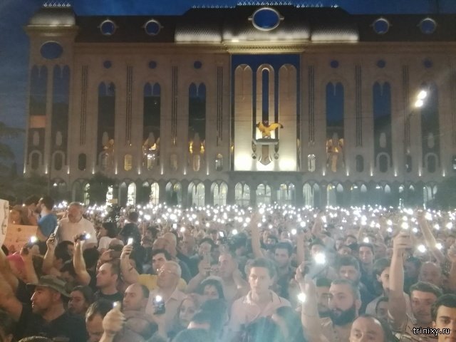 Протест перед зданием парламента в Тбилиси (5 фото)