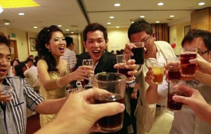 Как пить с китайцами и выжить: 7 правил китайской попойки (5 фото)