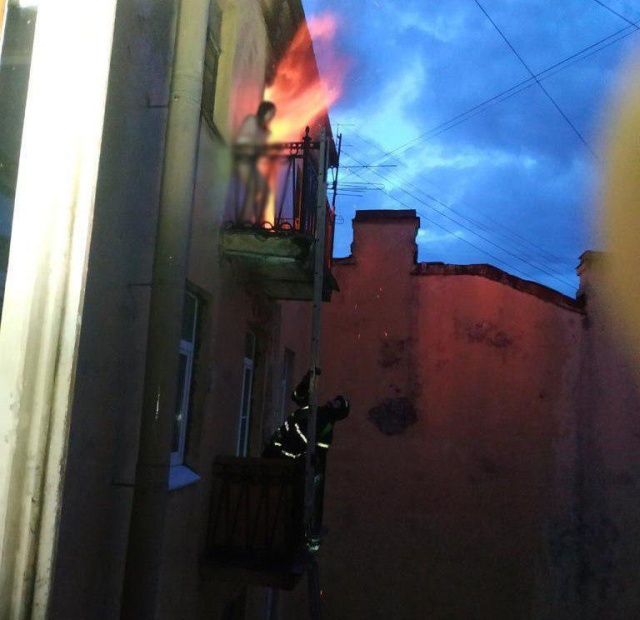 В Санкт-Петербурге от огня спасли девушку (2 фото)