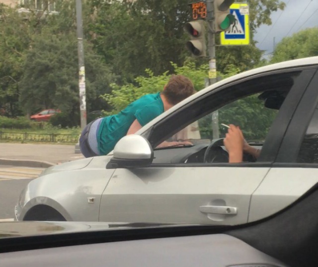 В Санкт-Петербурге парень прокатился с ветерком (4 фото)