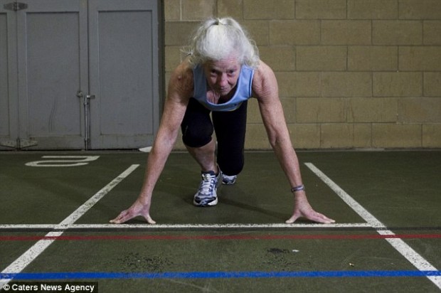 77-летняя бабуля стала чемпионкой мира по прыжкам с шестом (8 фото) 