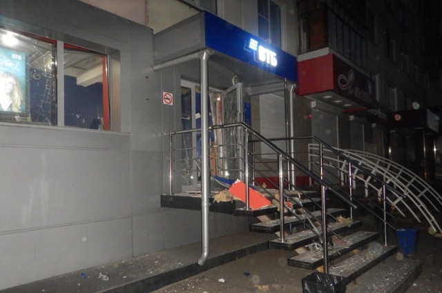 Грабитель взорвал банкомат ВТБ в Бийске (4 фото)