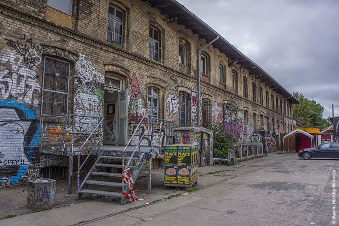Заброшенный дом в Берлине и квартиры сквоттеров (29 фото)