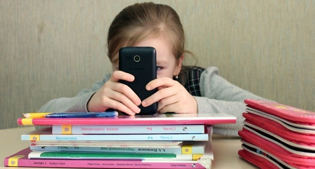 В Госдуме хотят заменить смартфоны в школах на "шкулфоны"(2 фото)