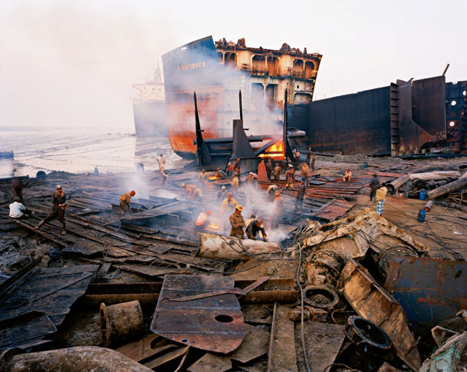 Как разбирают корабли в Бангладеш (20 фото) 