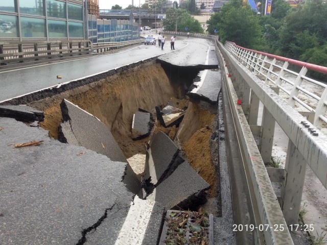 Ливни в Сочи размыли несколько федеральных дорог (3 фото)