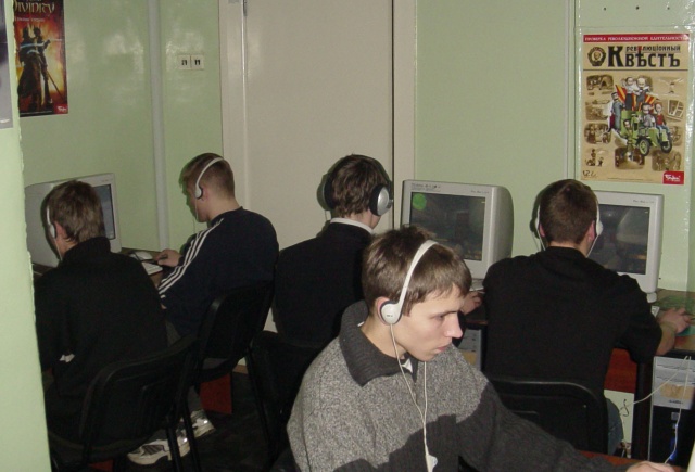 Компьютерный клуб из прошлого (2 фото)